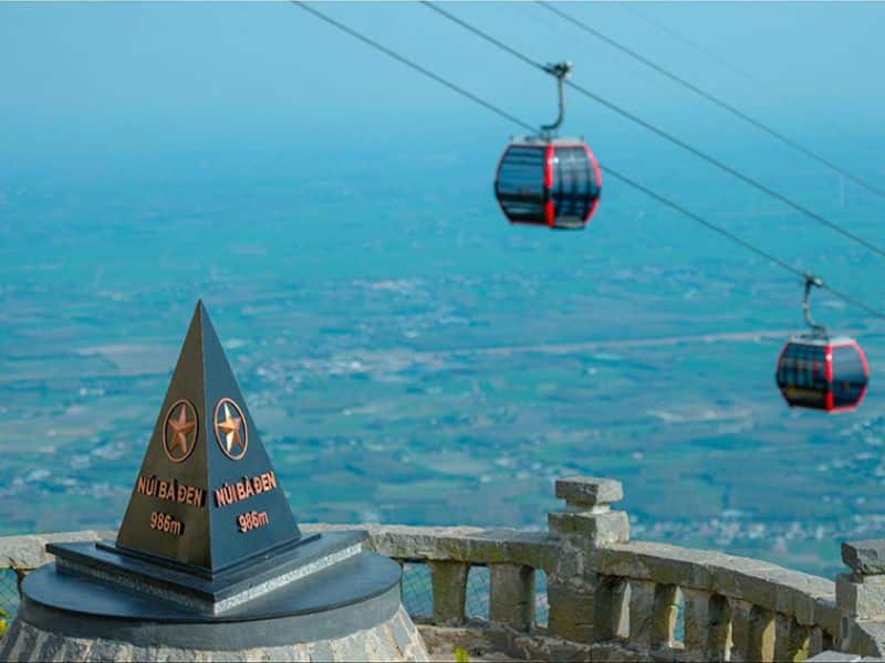 Trải nghiệm cáp treo ngắm cảnh thiên nhiên núi Bà Đen từ trên cao