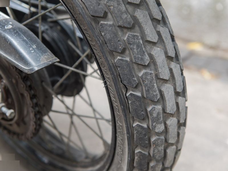 Kiểm tra lốp xe máy 