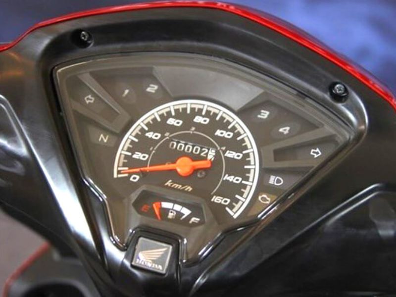 Kiểm tra lượng xăng có trong xe trước khi khởi hành