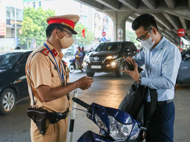 Thuê xe máy có bắt buộc cần bằng lái không?