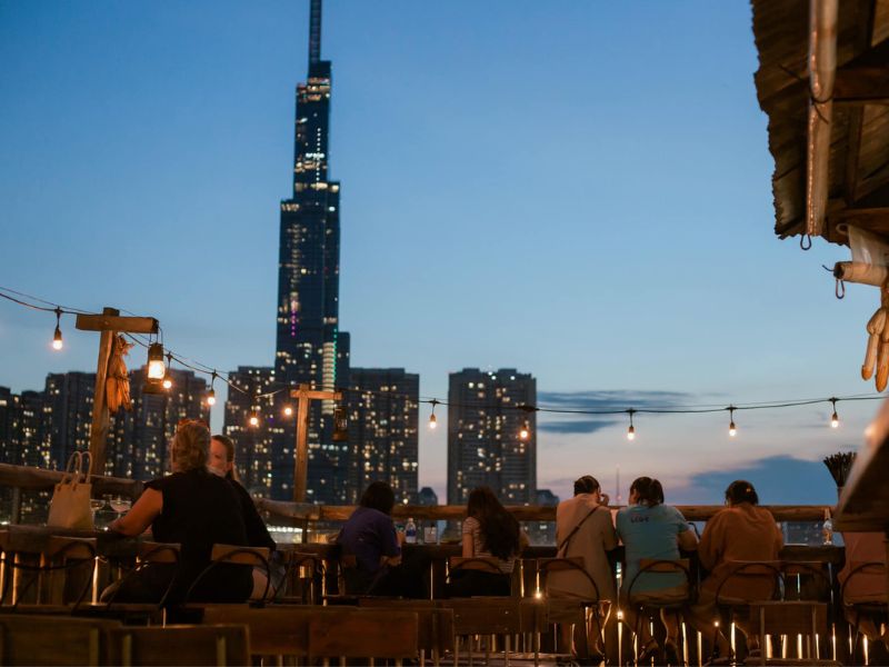 Cafe rooftop ngắm thành phố cực thư giãn