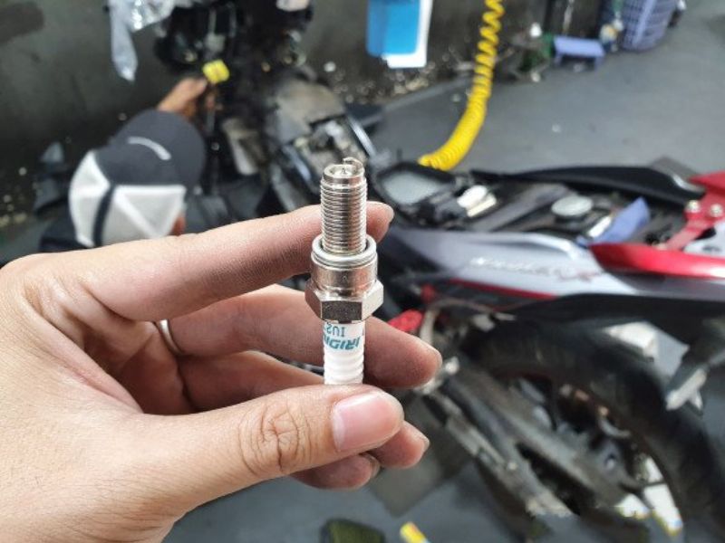 Kiểm tra bugi xe máy 