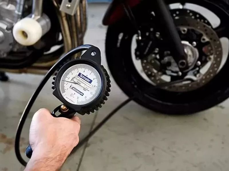 Cửa hàng cho thuê xe máy Sài Gòn Blvck Motorbike Kiểm tra lốp xe và áp suất bánh để tăng độ bám đường