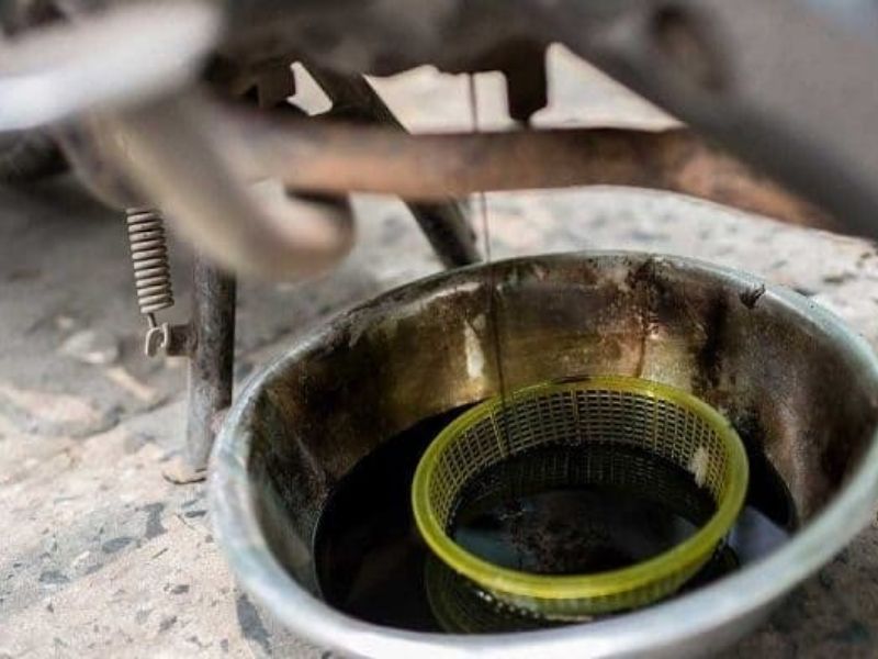 xe máy bị nóng máy do dầu nhớt kém